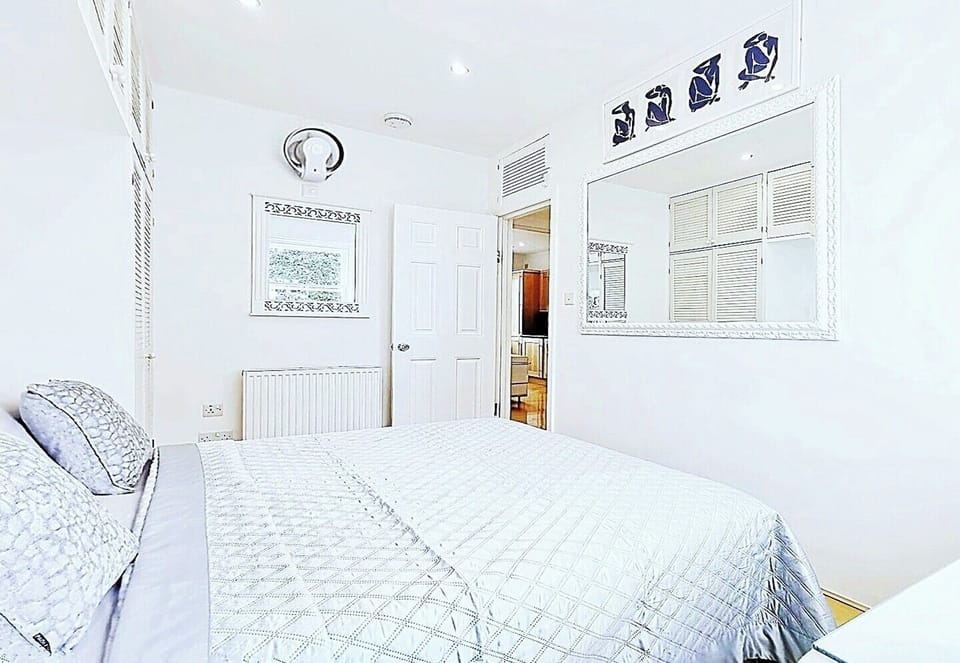 Double bedroom with UK king size bed