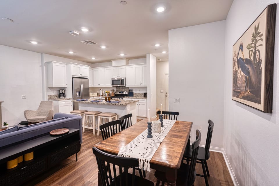 Open-concept dining and kitchen area, ideal for group meals and entertaining