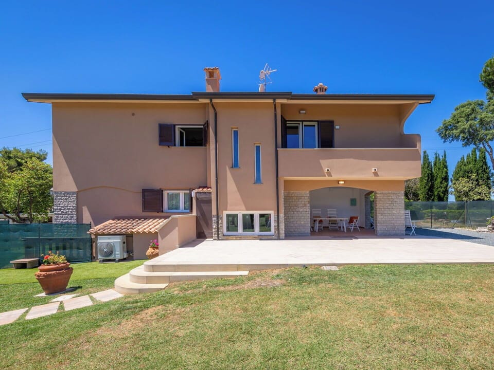 Residential Area, Home, Estate, Concrete, Shade, Driveway, Landscaping, Villa, Balcony, Hacienda