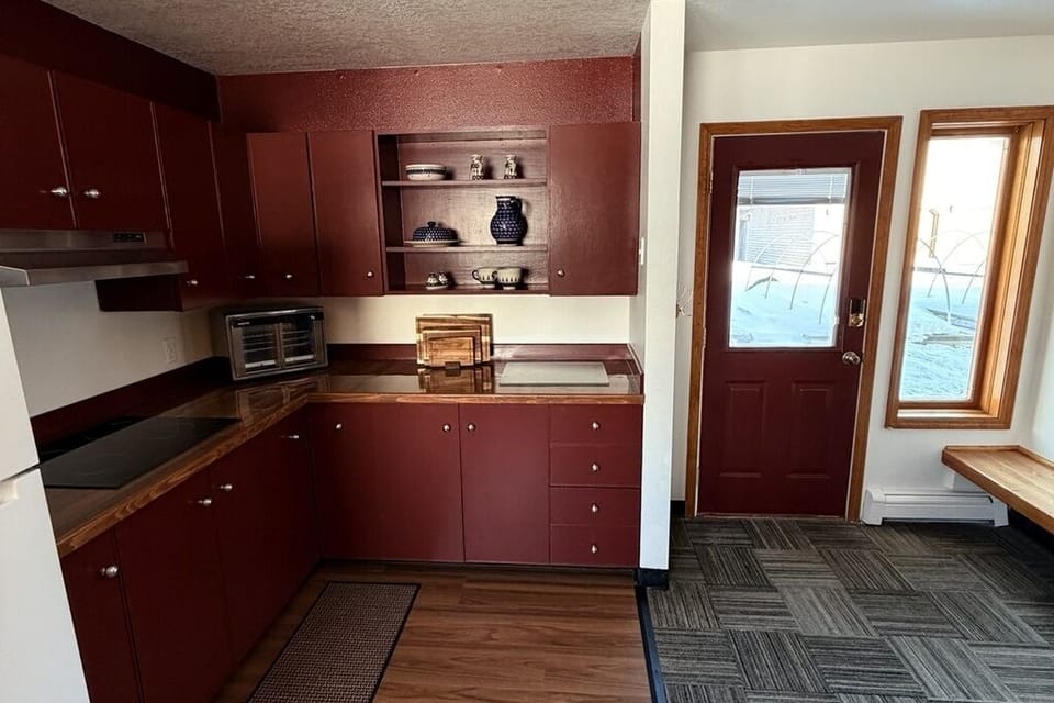 Great for entertaining large groups, having a chef come, or additional space 