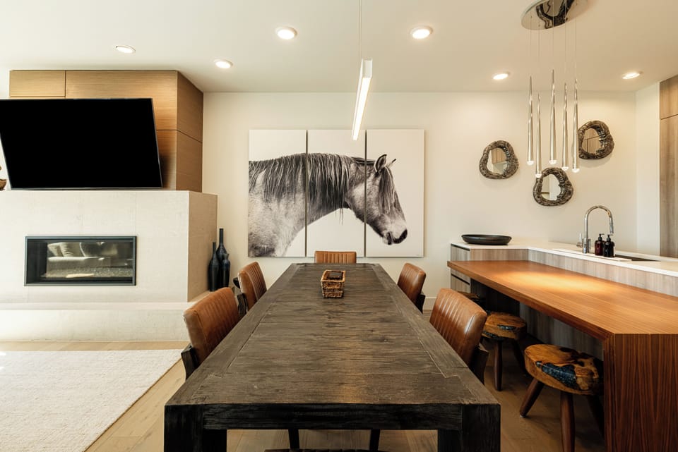 Dining area with contemporary design