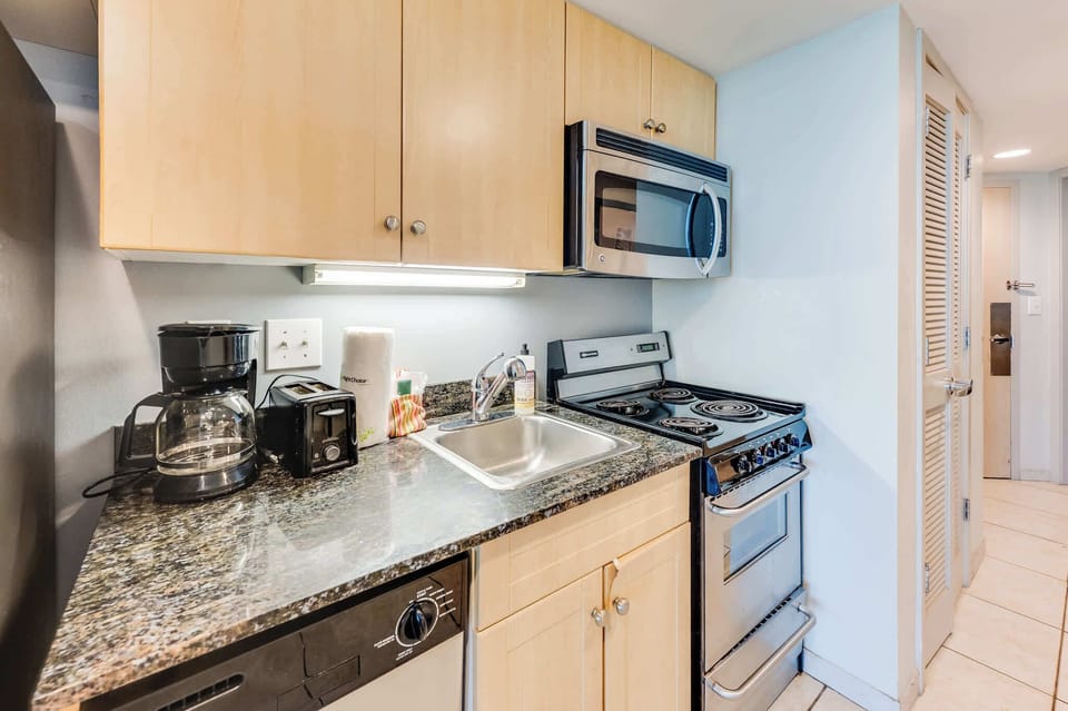 Spacious Kitchen w/ Essentials 🍳
