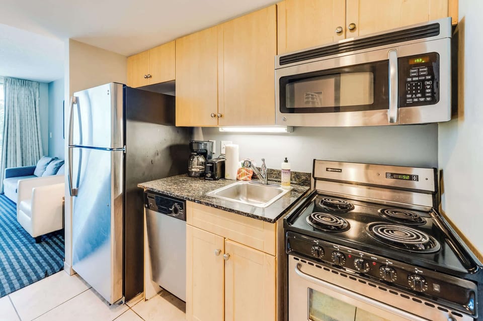 Spacious Kitchen w/ Essentials 🍳
