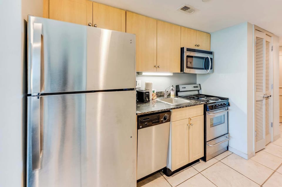 Spacious Kitchen w/ Essentials 🍳
