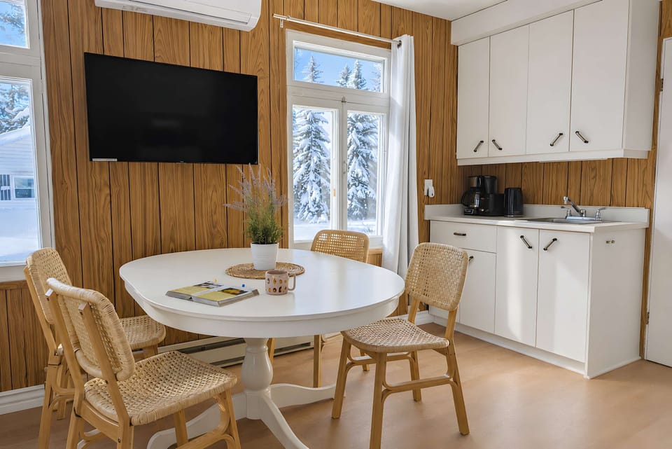 Cuisine entièrement équipée avec un espace repas convivial.