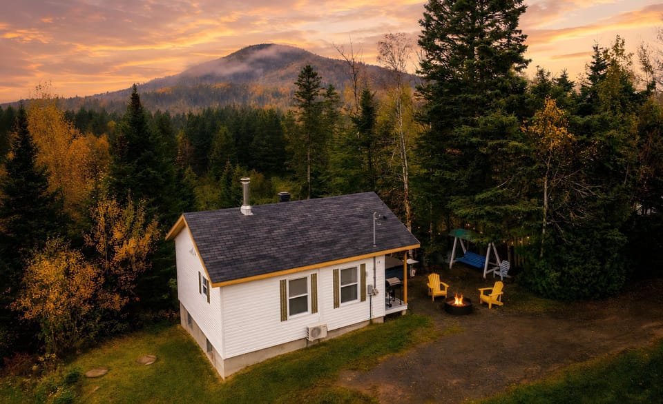Un chalet chaleureux niché au cœur de la nature.