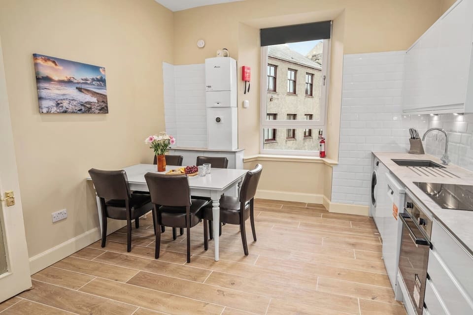 Fully equipped modern kitchen. 
