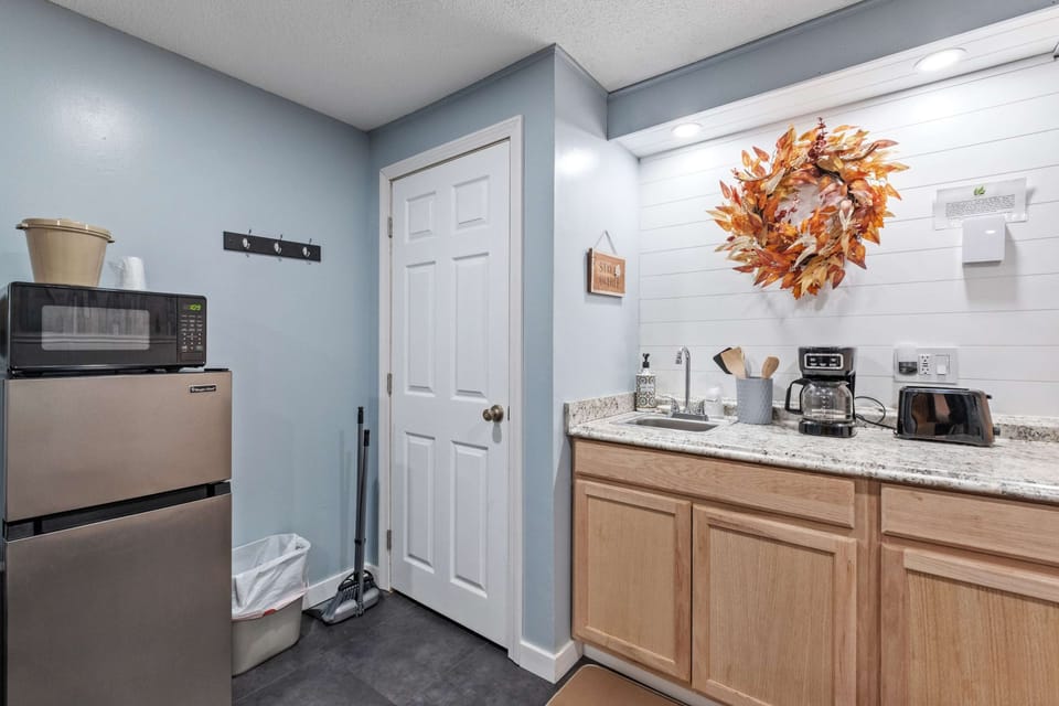 The cozy kitchenette is well equipped for an unforgettable getaway​