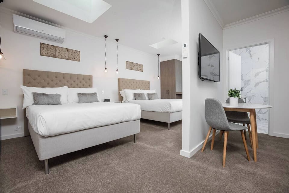 Studio Apartment Twin Queen