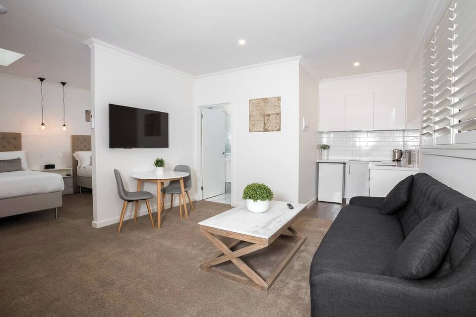 Studio Apartment Twin Queen