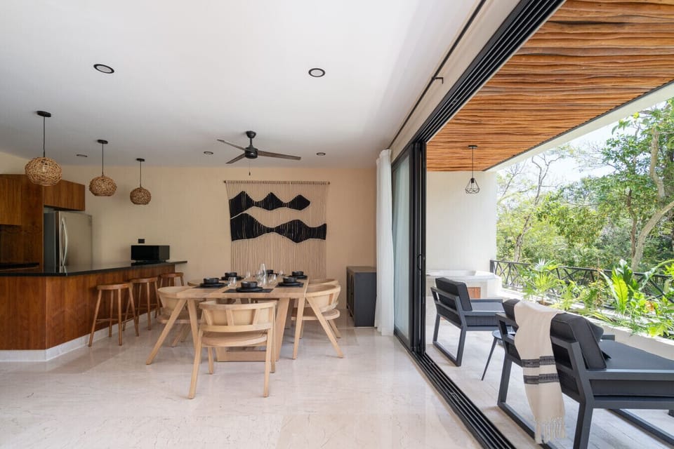 Modern dining with terrace & jacuzzi, surrounded by nature 🌿