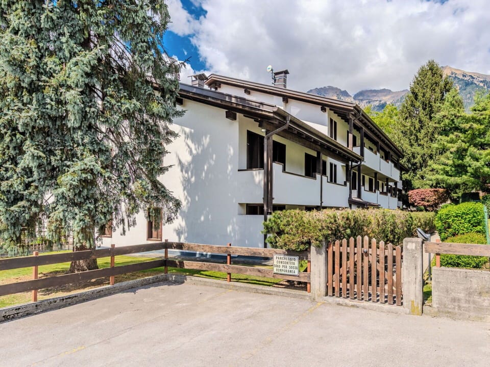 Architecture, Residential Area, Home, Human Settlement, Driveway, Mountain Village, Balcony, Villa, Hacienda, Hotel