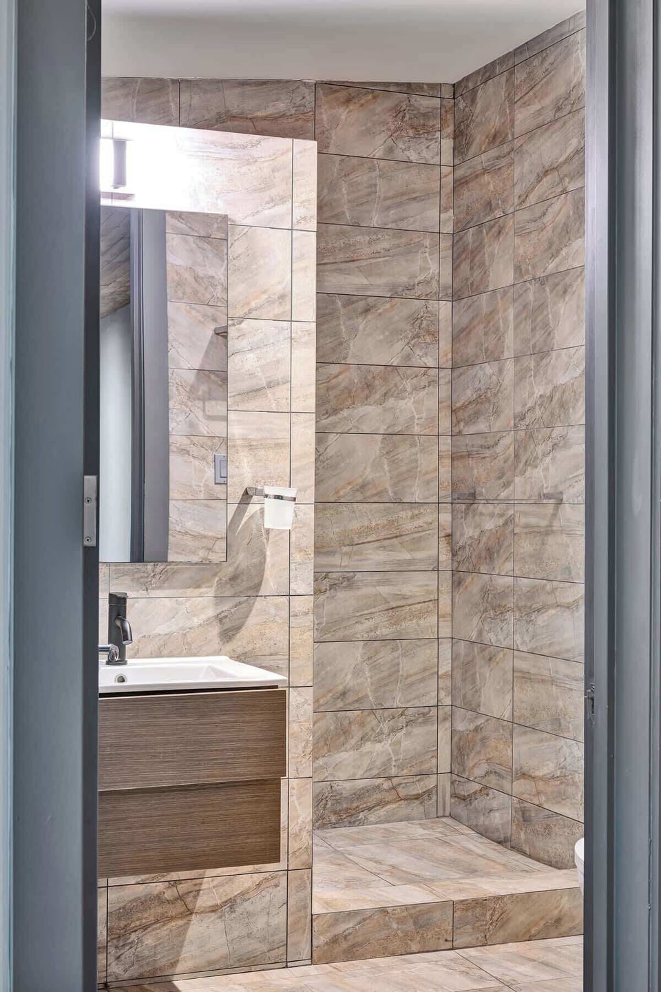 Walk in shower & washroom 