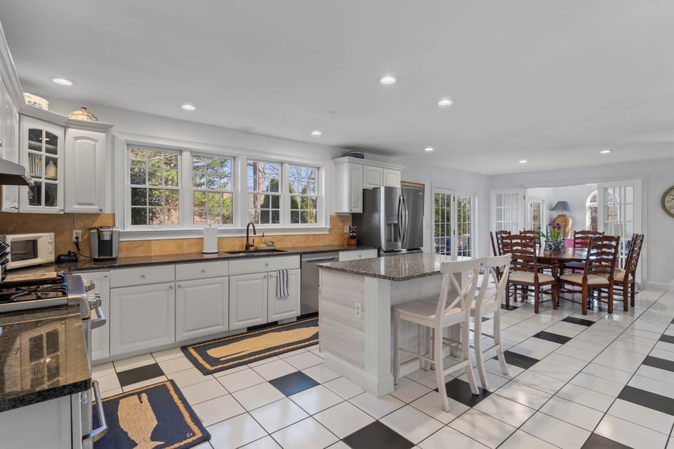 Open-Concept Kitchen & Dining Area