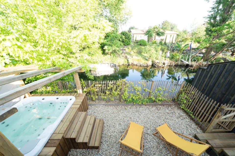 Outdoor spa tub