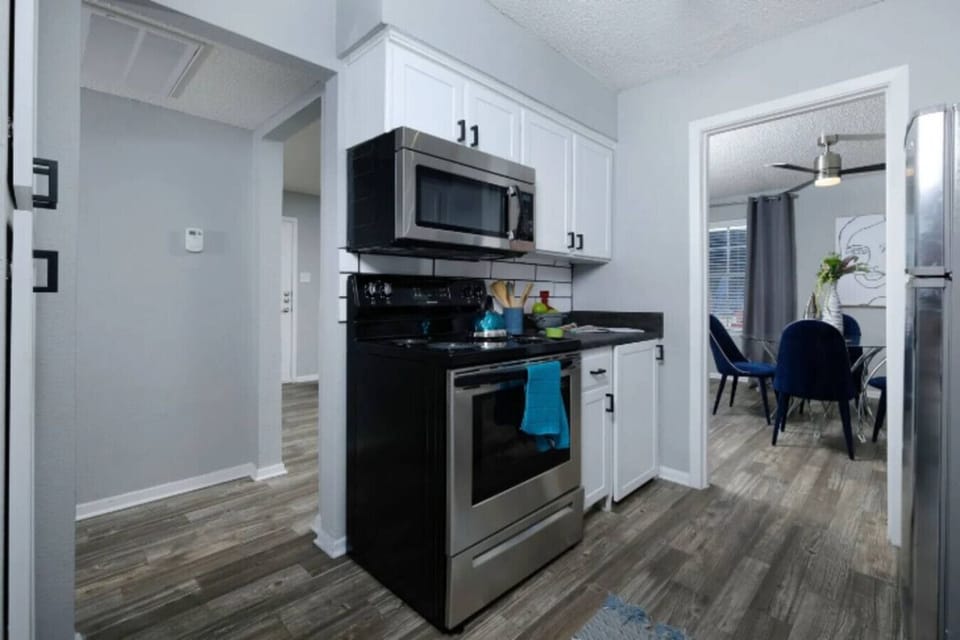 Fully equipped kitchen with modern appliances, perfect for preparing meals during your stay in Arlington. A convenient option for longer stays, game weekends, or concert trips near AT&T Stadium.