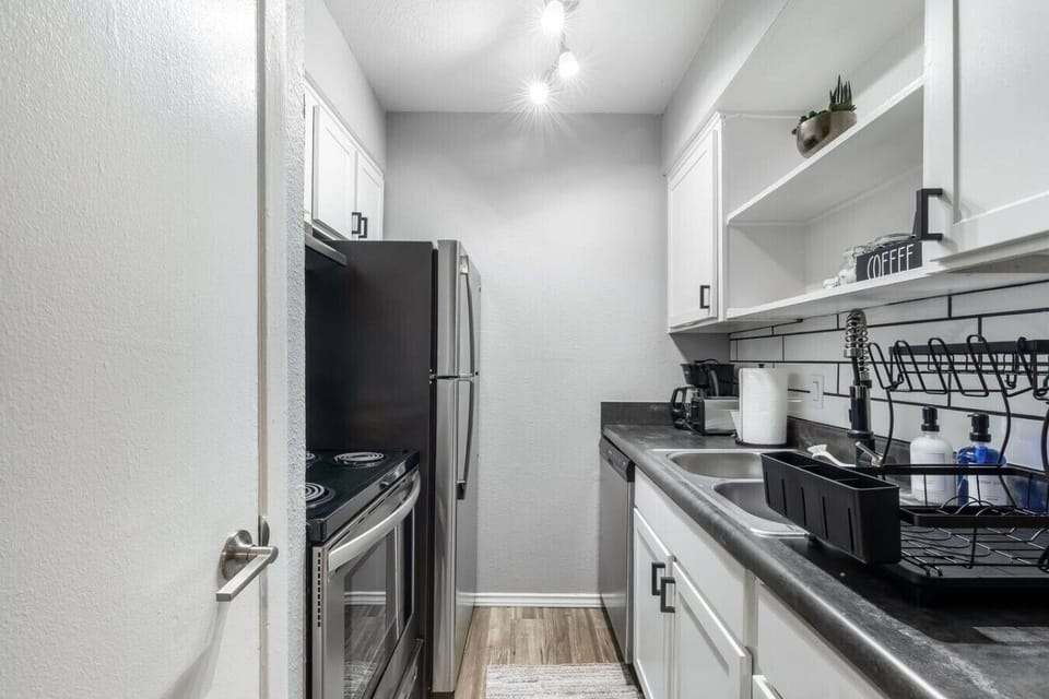 Fully equipped kitchen with modern appliances, perfect for preparing meals during your stay in Arlington. A convenient option for longer stays, game weekends, or concert trips near AT&T Stadium.