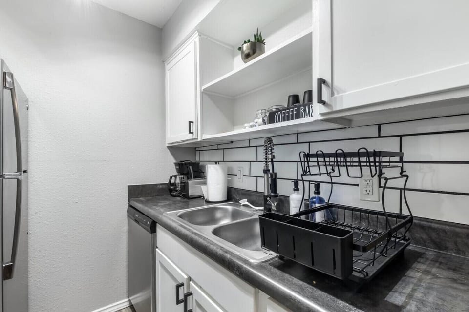 Fully equipped kitchen with modern appliances, perfect for preparing meals during your stay in Arlington. A convenient option for longer stays, game weekends, or concert trips near AT&T Stadium.