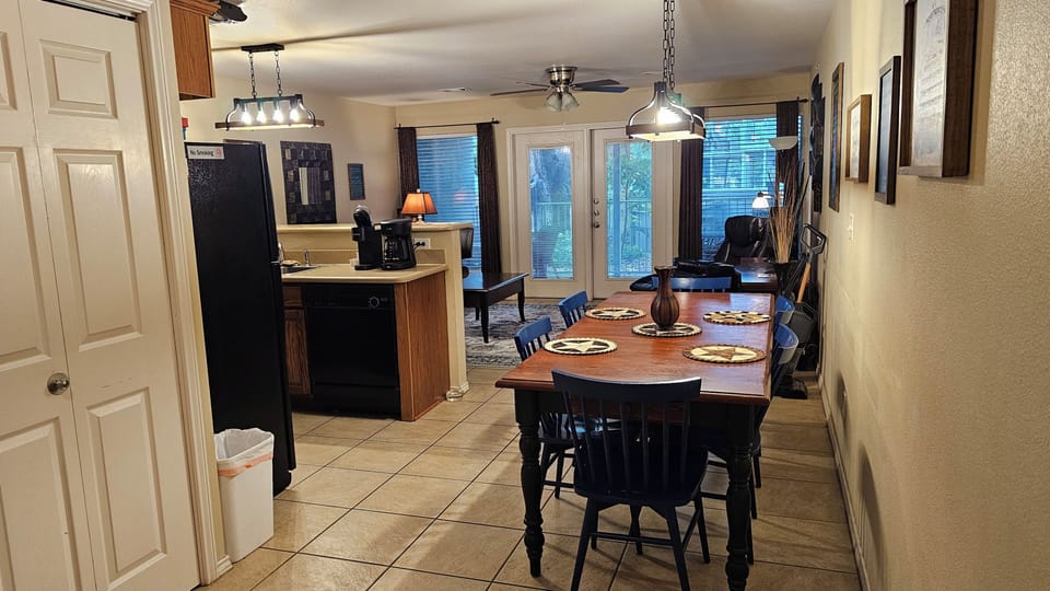 Texas-style dining for 6 with views to kitchen, living & private patio