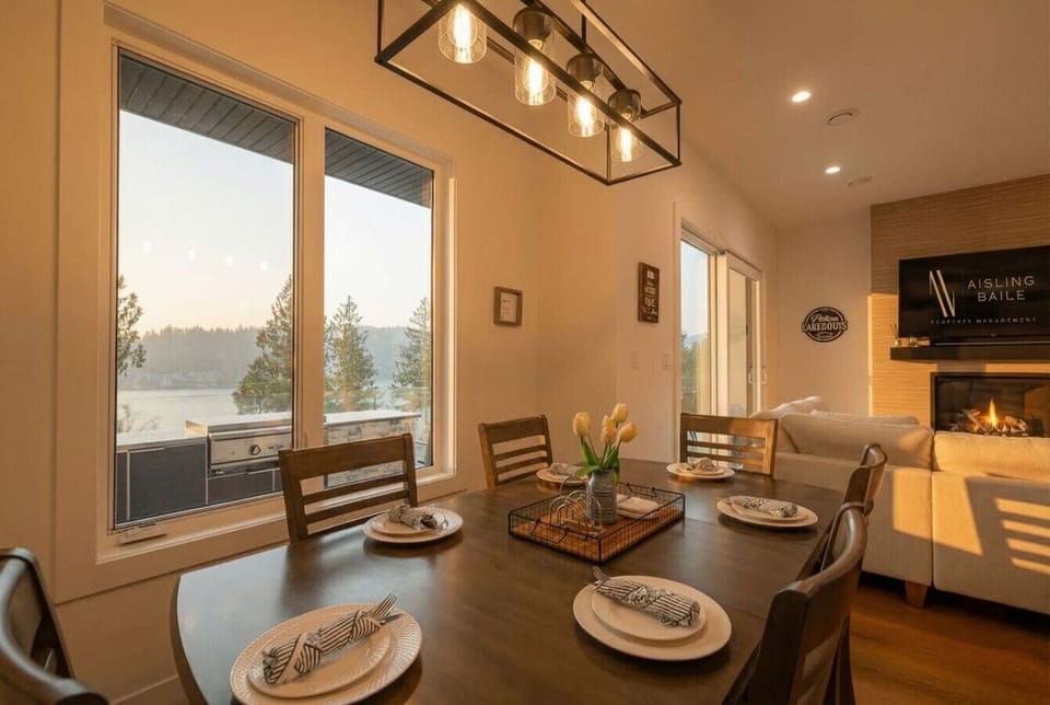 Dining area with seating for 6 at the table and 2 at the island.