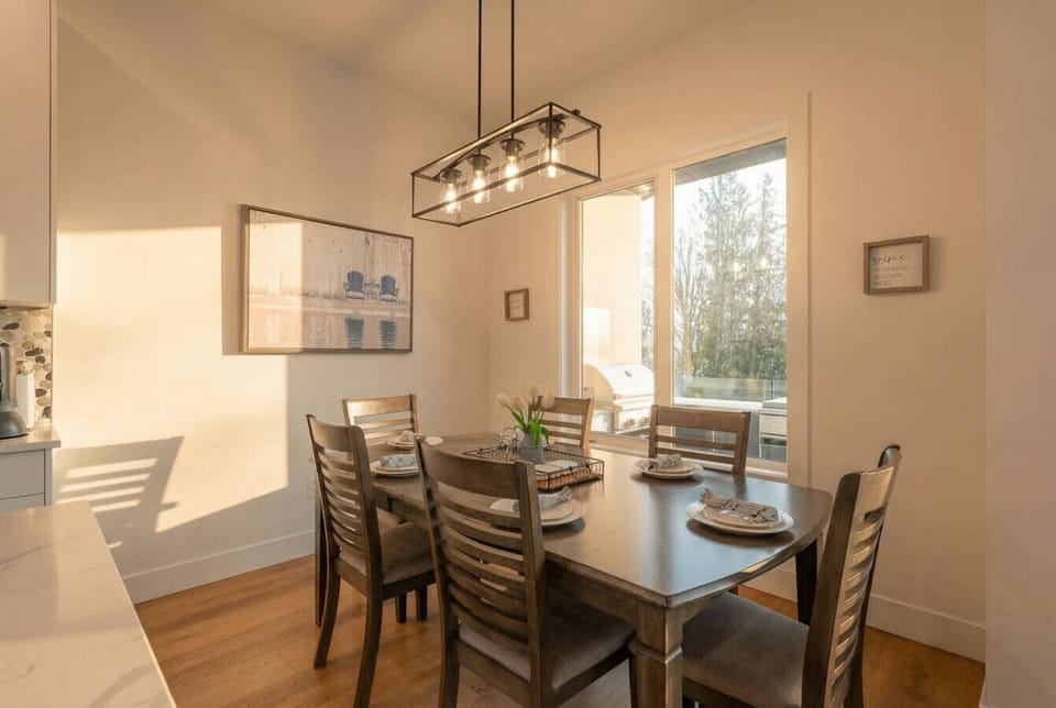 Dining area with seating for 6 at the table and 2 at the island.