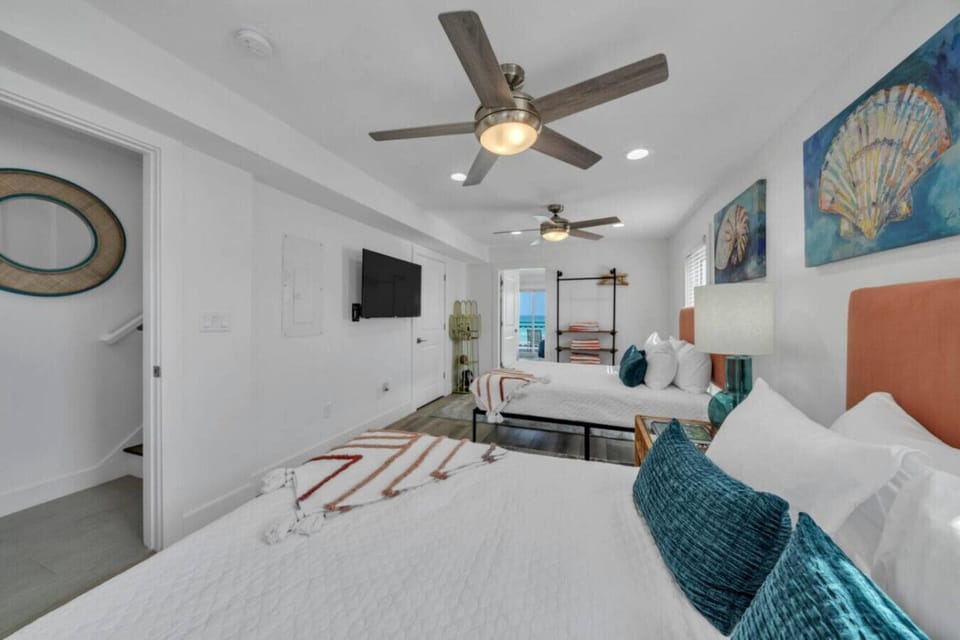 Floor 1: Double Queen Bedroom #1
