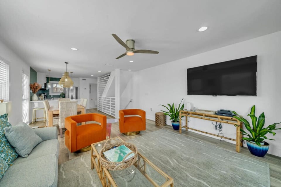 Floor 2: Living Room Gulf Front Views