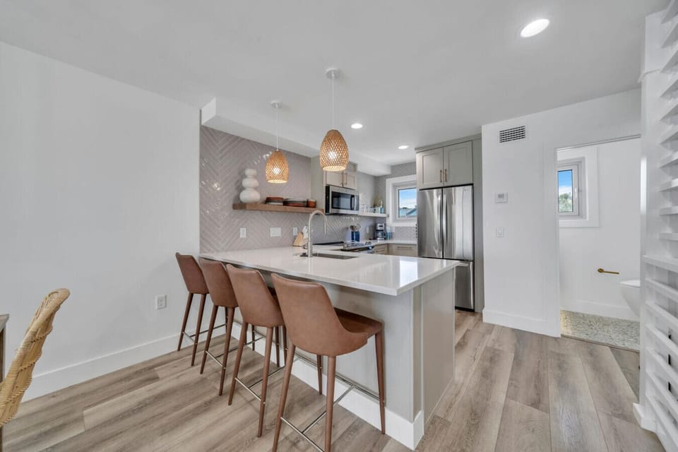 Floor 2: Kitchen with Breakfast Bar