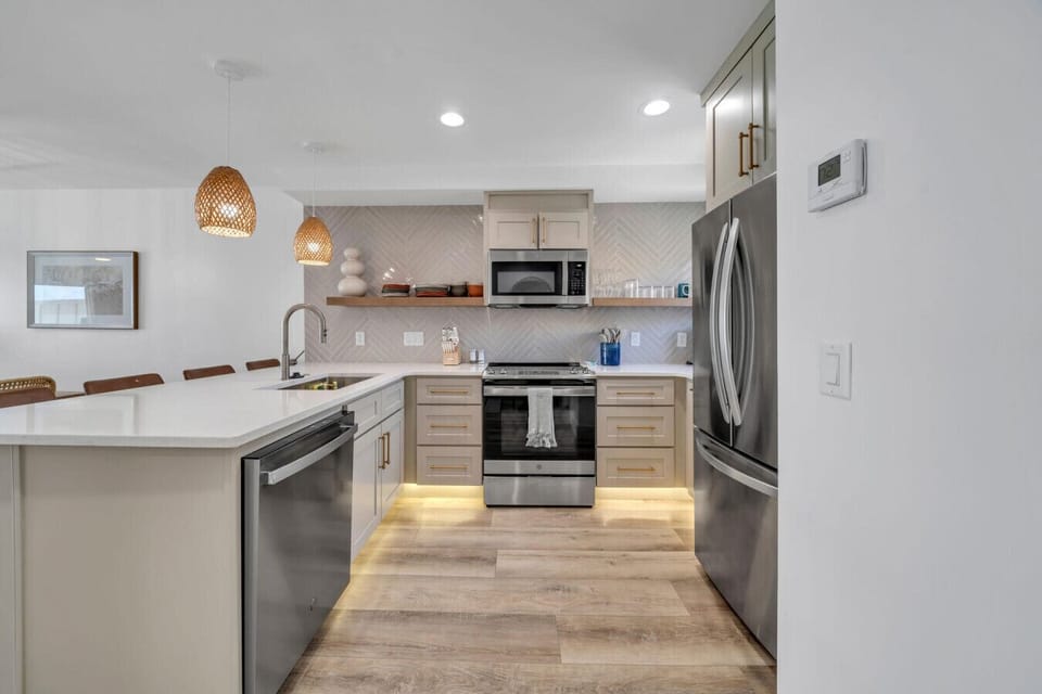 Floor 2: Kitchen with Breakfast Bar