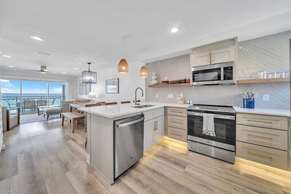 Floor 2: Kitchen with Breakfast Bar