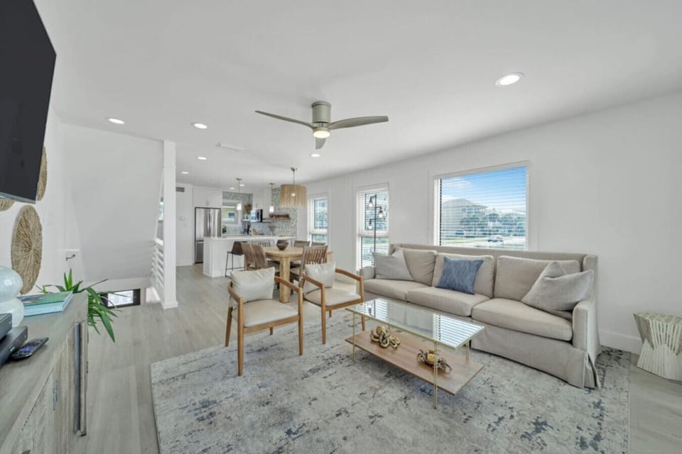 Floor 2: Living / Dining / Kitchen