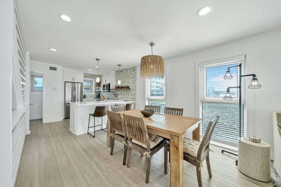 Floor 2: Dining Room