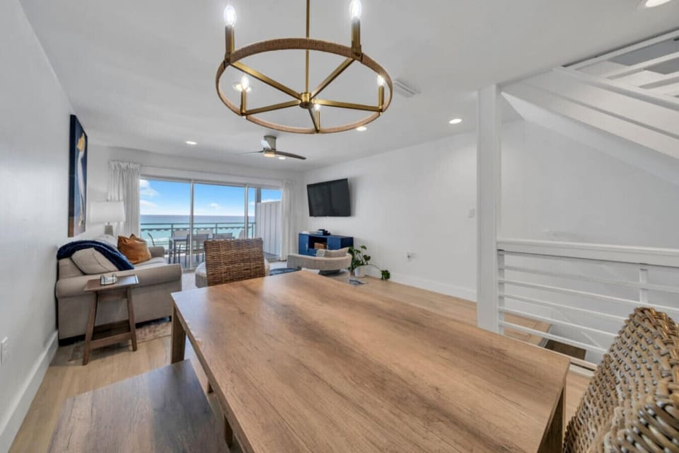 Floor 2: Dining Room Gulf Front