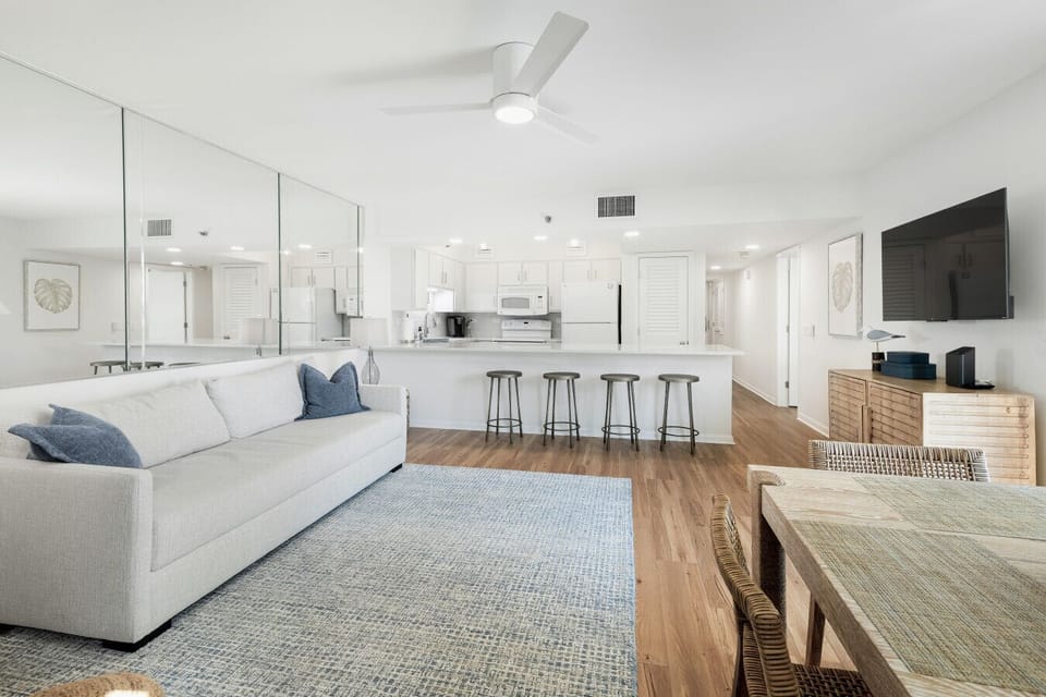 Dining - Living Room with QUEEN pullout sofa
