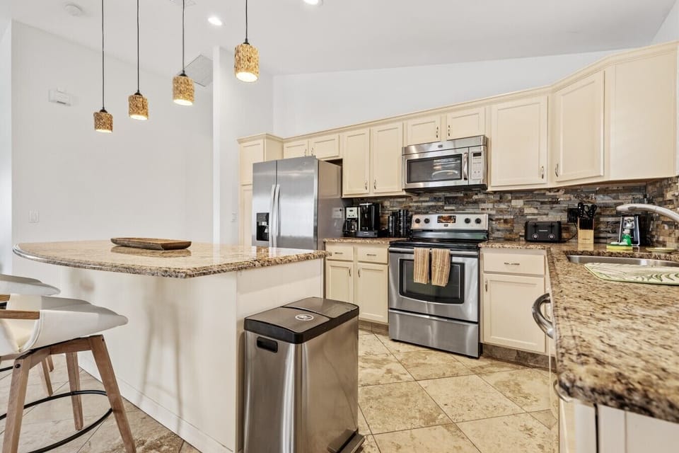 🍳 Meal prep is a pleasure in this kitchen, fully equipped with modern stainless steel appliances and premium granite countertops.