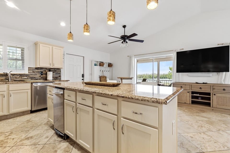 Cook with ease in the open chef`s kitchen, fully equipped with stainless steel appliances and a massive granite island perfect for entertaining.FI1A0796