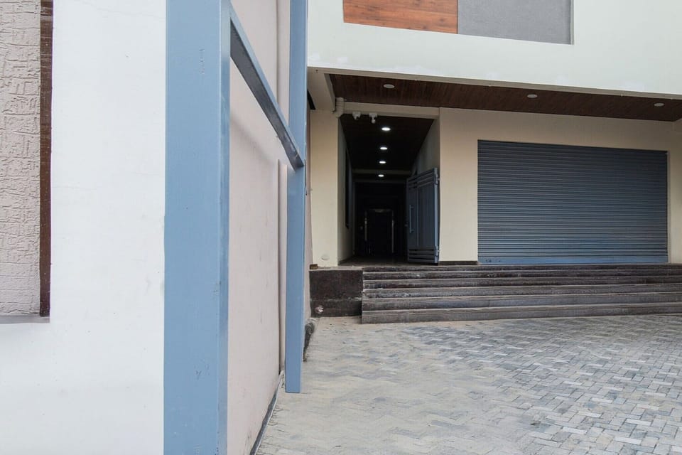 Entrance / Reception