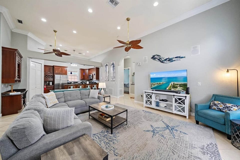 Living Room...super spacious!