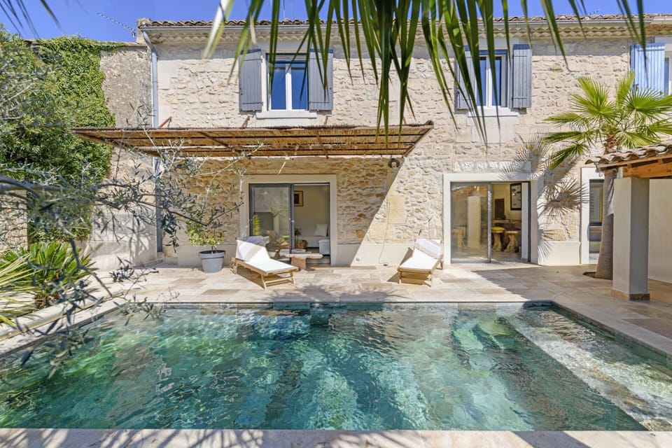 Facade view with pool, ideal setting for your stay