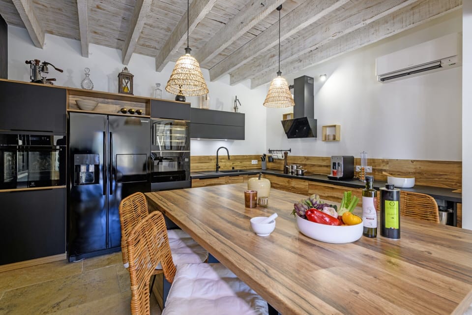 Fully equipped kitchen.