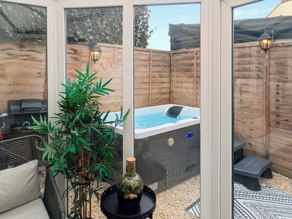 Sun room | Couples Hot Tub Retreat, Swindon, Wiltshire, Chippenham, Cirencester, Royal Wootton Bassett, Marlborough