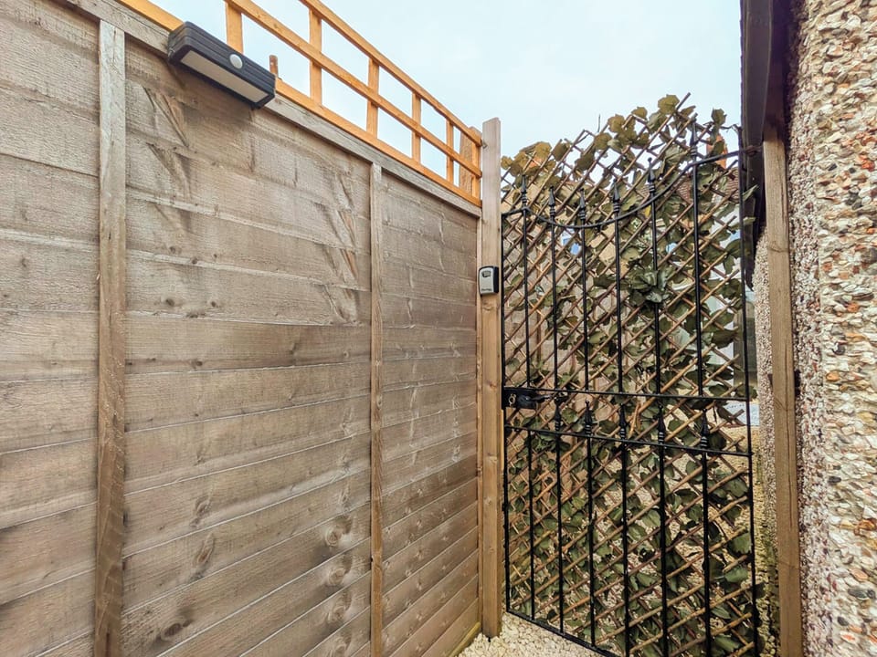 Outdoor | Couples Hot Tub Retreat, Swindon, Wiltshire, Chippenham, Cirencester, Royal Wootton Bassett, Marlborough