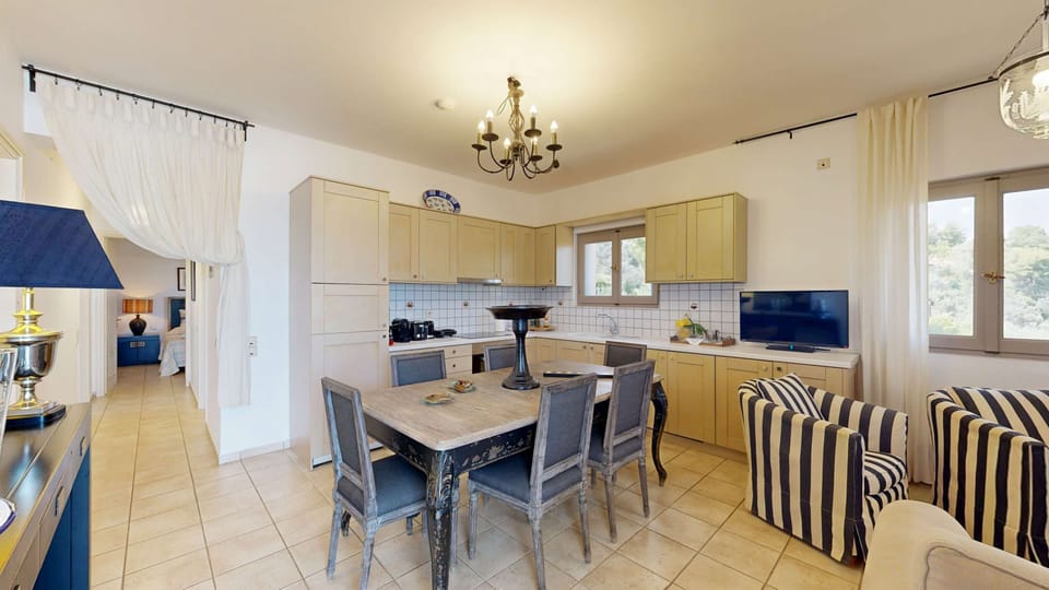 Open-Plan Dining Area with Seating for Family Gatherings