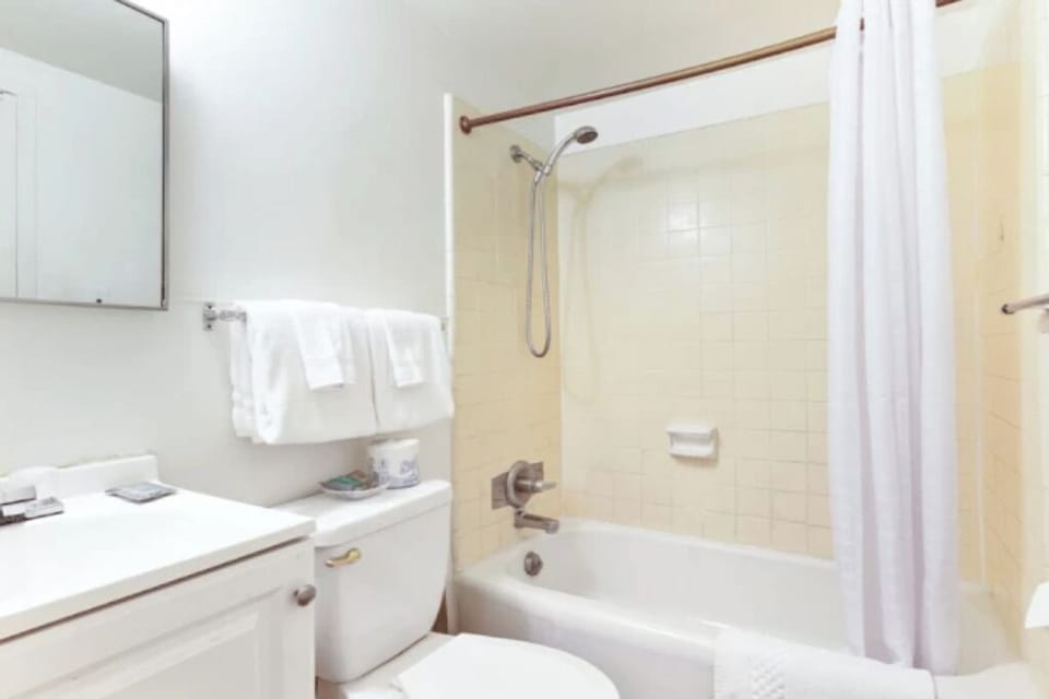 Refresh easily in a spotless tub-shower after island adventures.