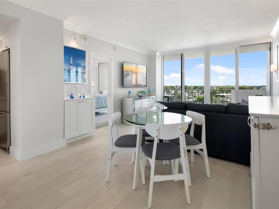 Open Living - Dinette Space