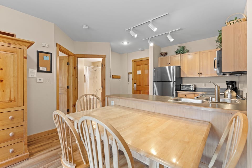 Dining table with seating for four.