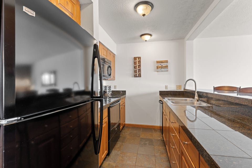 Full kitchen with breakfast bar.