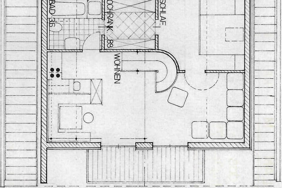 „Viel Platz unterm Dach: Übersichtlicher Grundriss Ihres großzügigen Dachgeschoss-Lofts mit separatem Schlafzimmer, großem Wohnbereich und umlaufendem Sonnenbalkon.“