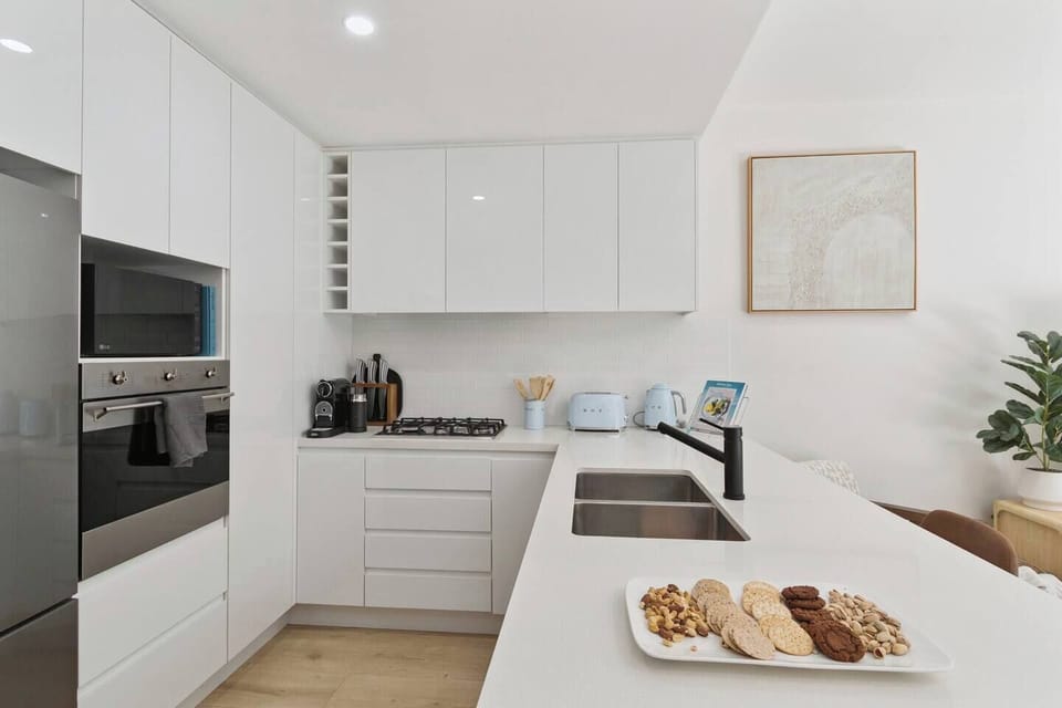 Cook with ease in the kitchen, where everything is set for simple meals and shared moments at home.