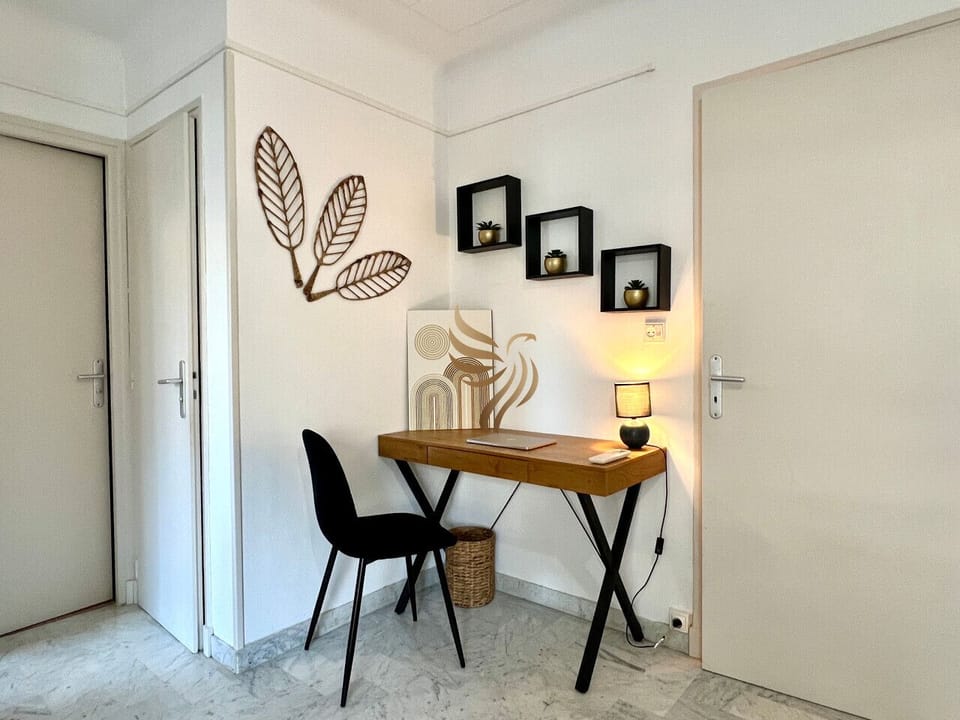 Espace bureau cosy et inspirant avec décoration naturelle, parfait pour travailler ou organiser son séjour